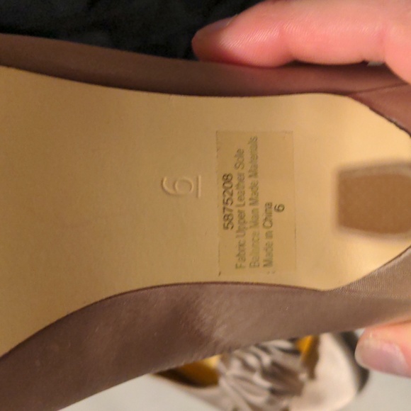 NWOT! Kelly & Katie Champagne Satin Platform Heels With Flower Accent Size 6 - Picture 3 of 7